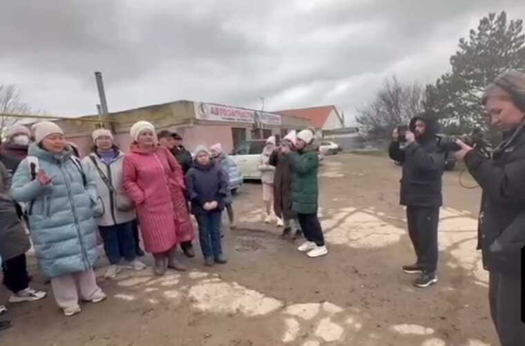 Жители Воскресенского обеспокоены свалкой с песком и мазутом рядом с жилыми домами