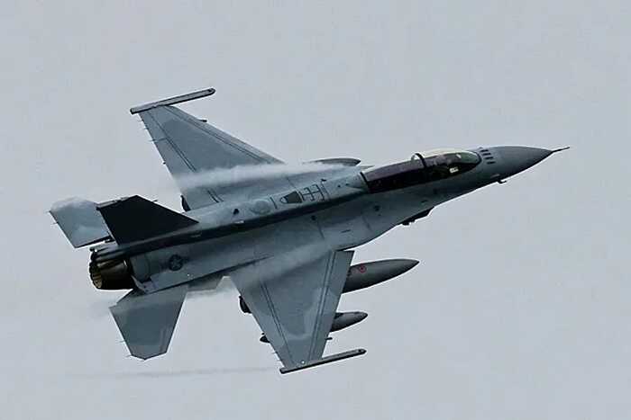 Польша допускает женщин к пилотированию истребителей F-16