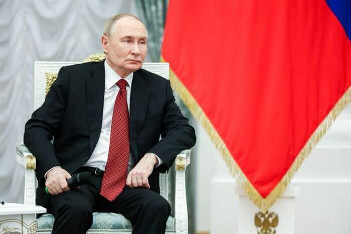 Очки не прижились, рога помогают, а тексты печатают крупно: что известно о здоровье президента